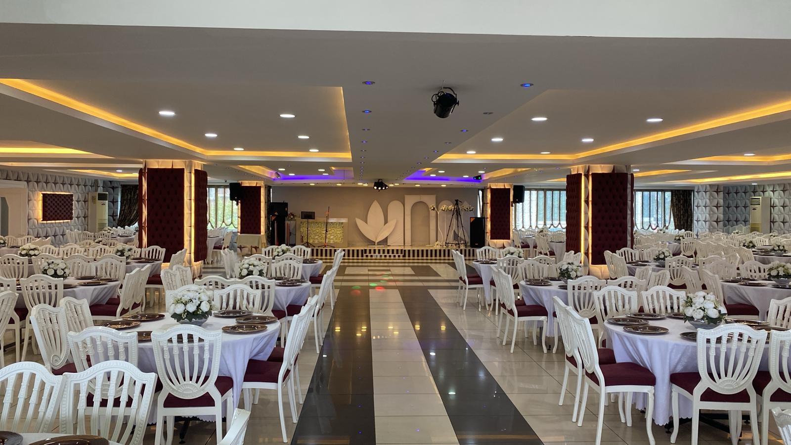 EKOL Balo Davet Salonları geniş dans pisti ve sahne alanı